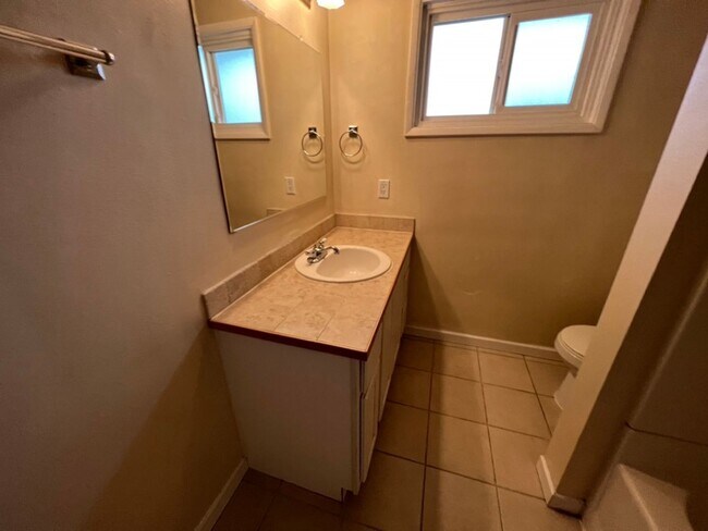Building Photo - One bedroom pet friendly second floor unit near downtown Eugene.