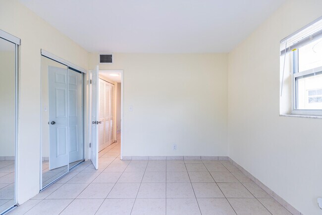 Building Photo - 361 SE 19th Ave