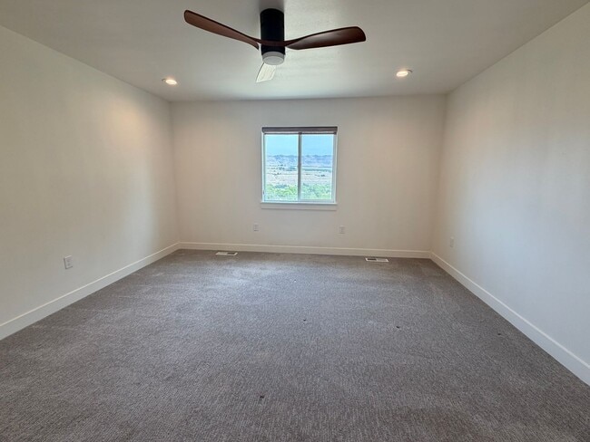Building Photo - Now renting 3 bedroom House