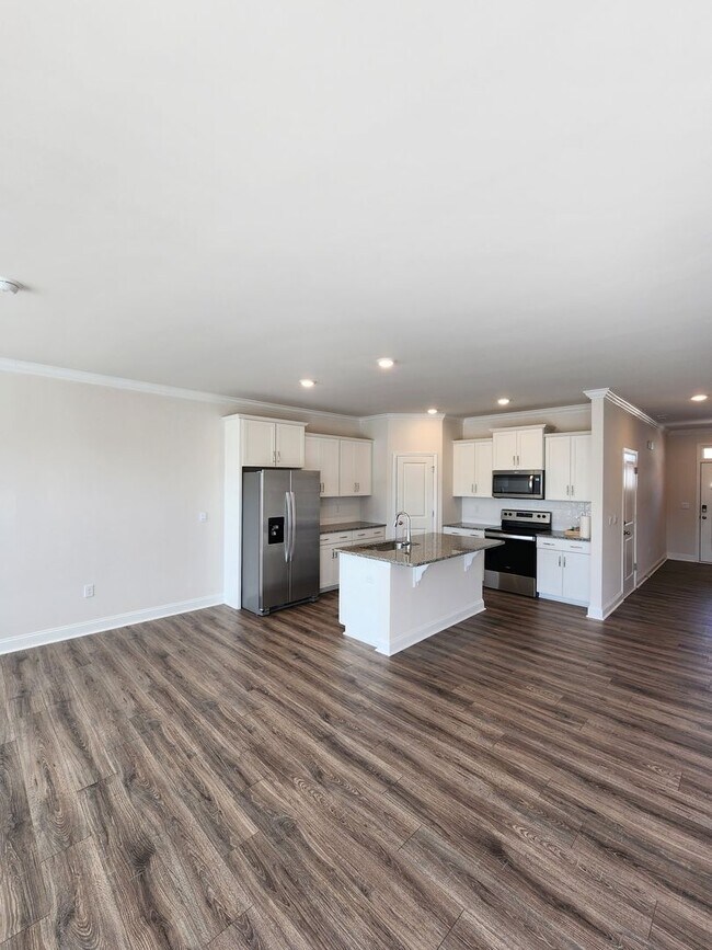 Building Photo - **6 Month Lease** Hendersonville Rental!