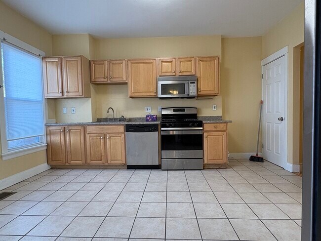 Building Photo - 68 Elm St