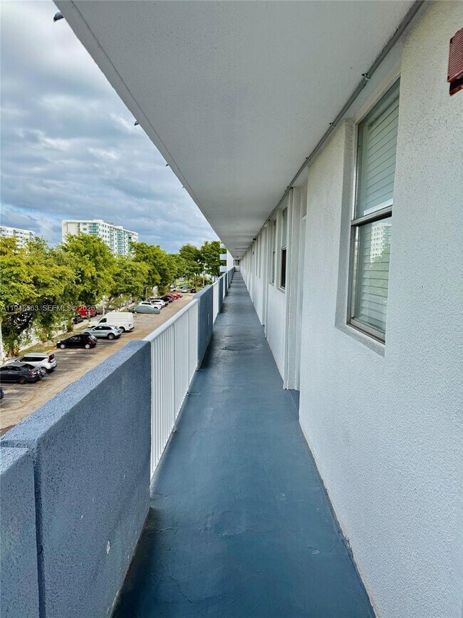 Building Photo - 1801 S Treasure Dr