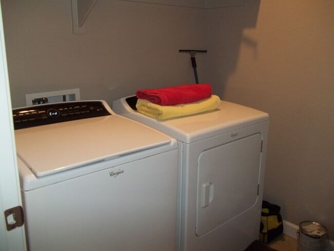 Building Photo - Stunning Fully furnished home 3 bed 2.5 baths 2056 sq ft w/heated pool!!! Must see will rent fast!