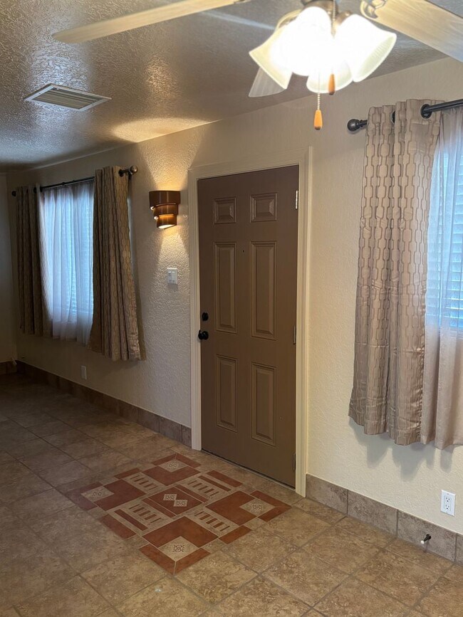 Building Photo - NEWLY REMODELED 1 BED 1 BATH