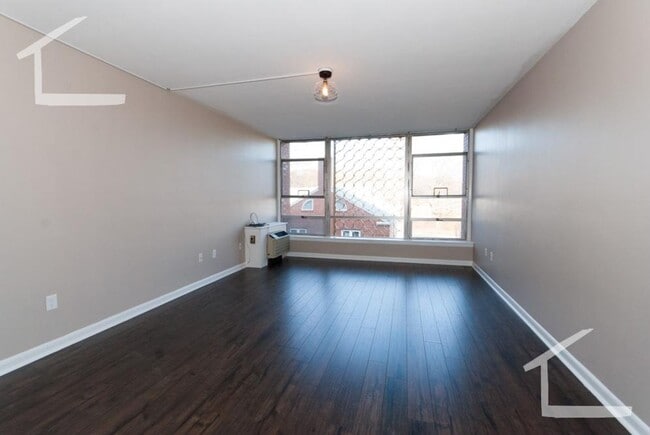 Building Photo - Huge 1 bed in Chestnut Hill