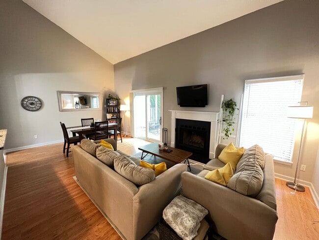 Building Photo - Adorable 3 Bedroom Townhouse w/ 1st Floor Bedroom