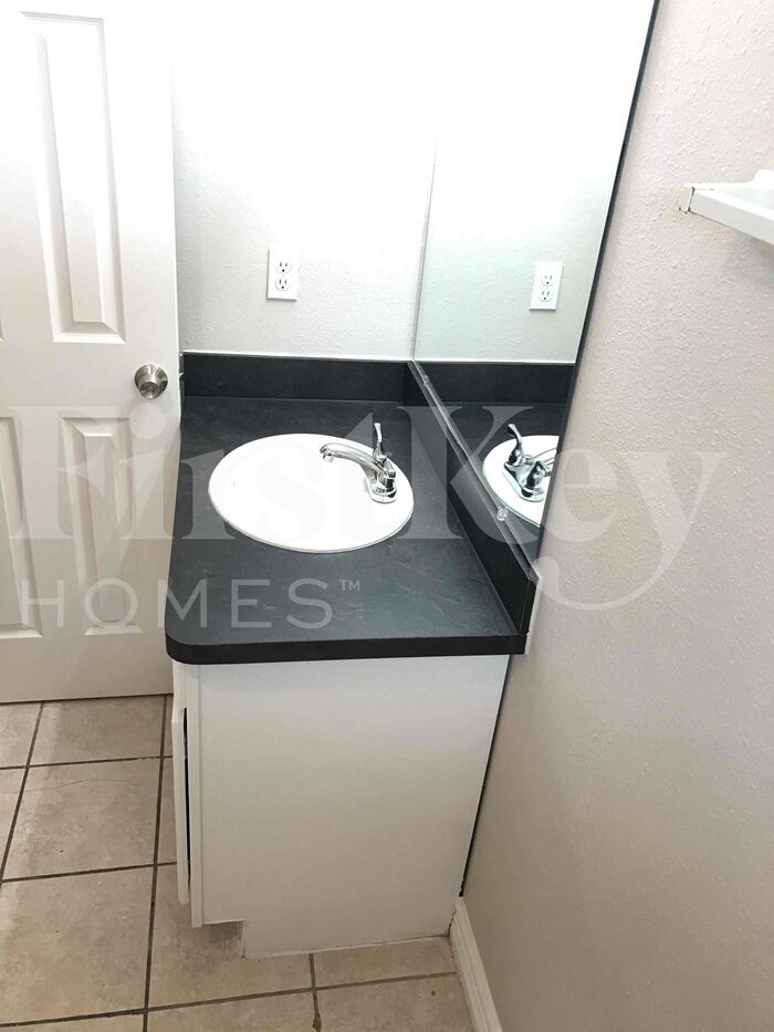 Building Photo - 214 N Native Ln