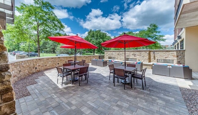 Building Photo - 2233 S Highland Ave