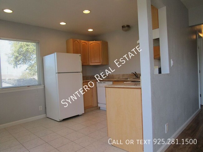 Building Photo - Upstairs 2 Bedroom/1 Bath Apartment with G...