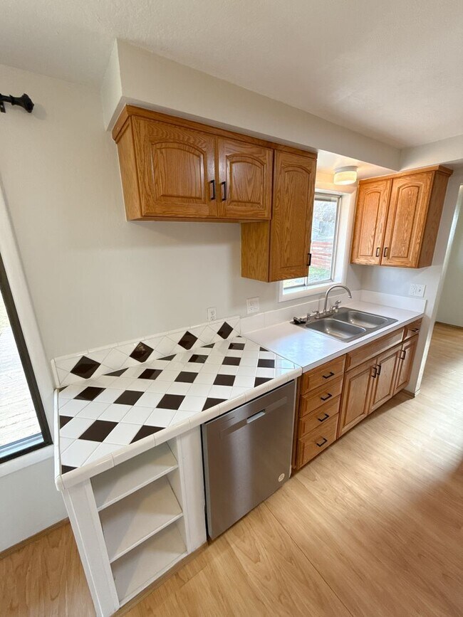 Building Photo - 3 Bedroom, 2 bath house in Moyina Heights