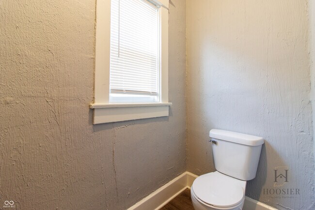 Building Photo - 614 N Temple Ave