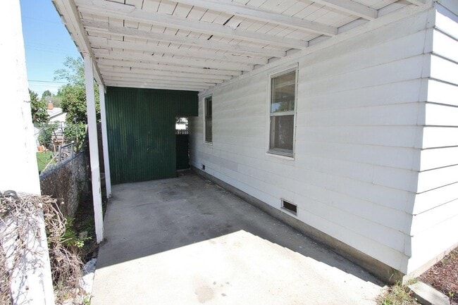 Building Photo - 1605 S Reinhart Dr