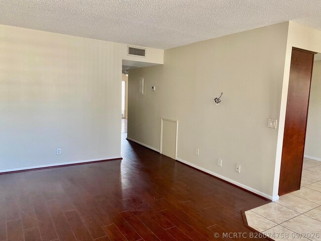 Building Photo - 4052 Hythe A