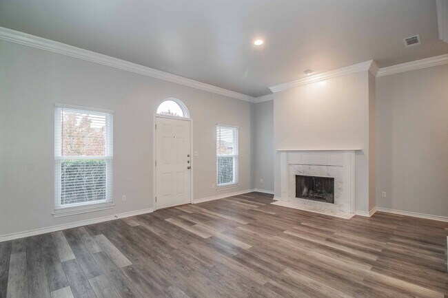Building Photo - Recently Renovated 1-Bedroom Apartment in Prime Fort Worth Location