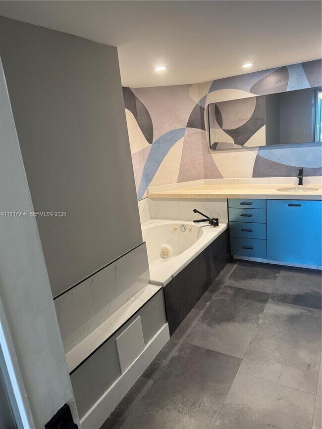 Building Photo - 1717 N Bayshore Dr