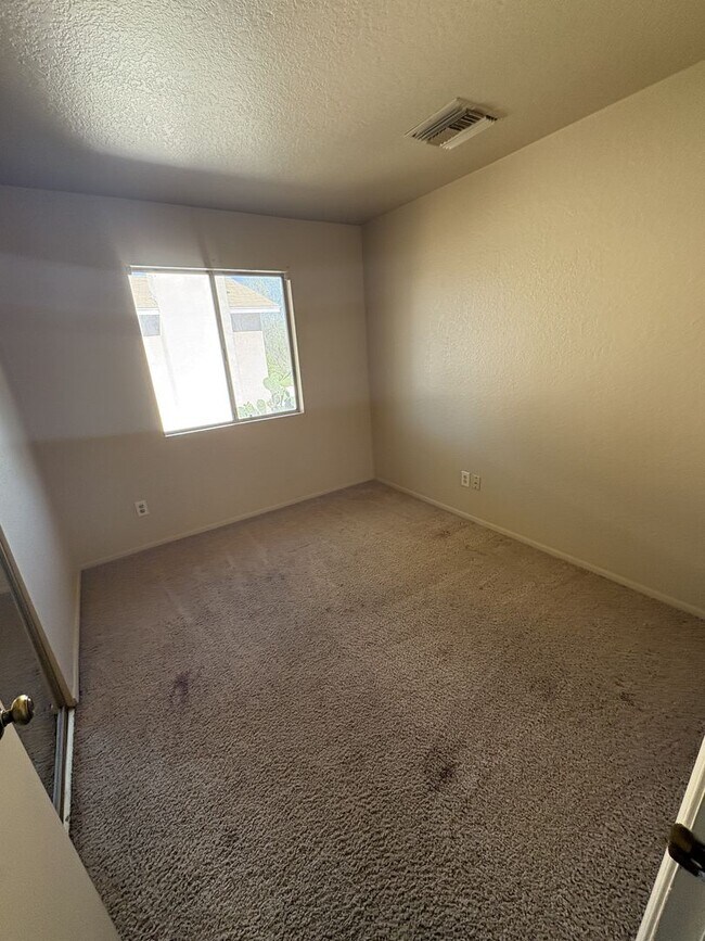 Building Photo - Eastside 4-bedroom 2.5-bathroom home with community pool