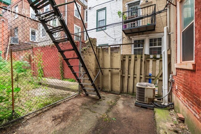 Building Photo - 1431 Lombard-Beautiful Apt-Private Yard-Fi...