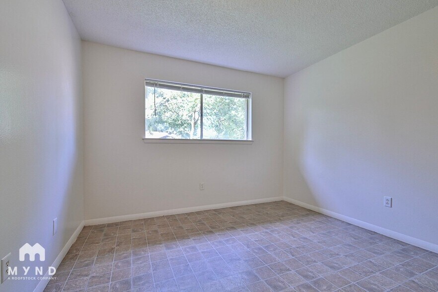 Building Photo - 712 Meadowglen Dr