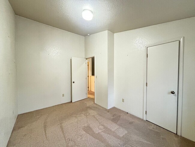 Building Photo - Grant Creek Condo