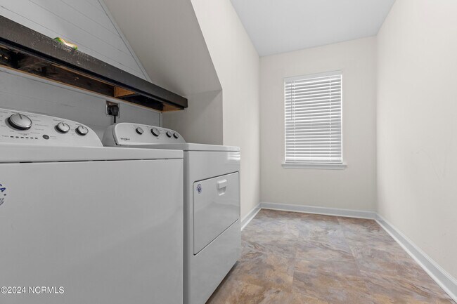 Building Photo - 200 Mia Ct