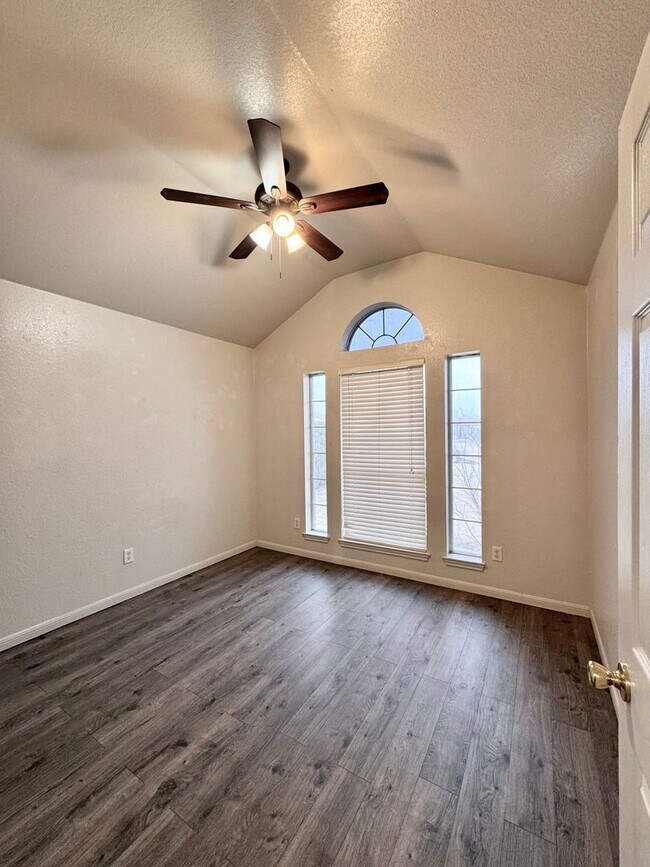 Building Photo - 3 Bedrooms, 2 Bath, 2 Car Garage, with private office conveniently located to multiple Fort Hood ...