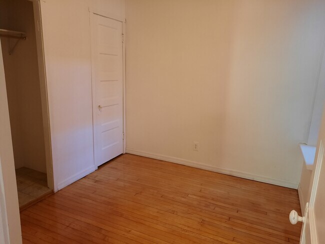 Building Photo - 1512 N Artesian Ave