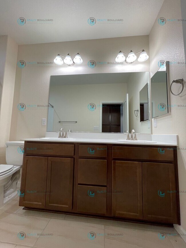 Building Photo - 3-Bedroom 2.5 Bathroom 2 car garage Condo in Carson City