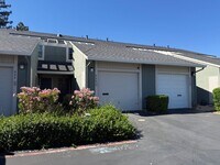 Building Photo - Bright 2 Bed 2 Bath Townhouse in Campbell!