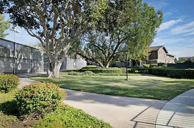 Building Photo - 323 Streamwood-