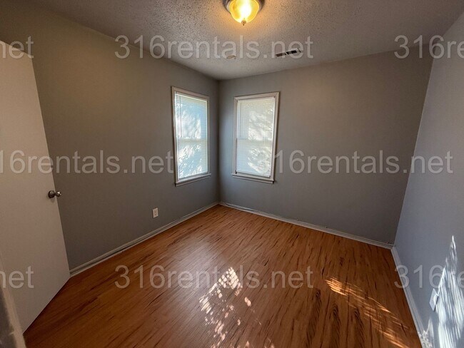 Building Photo - $1100 - 3 bedroom / 1 bathroom - Single Fa...