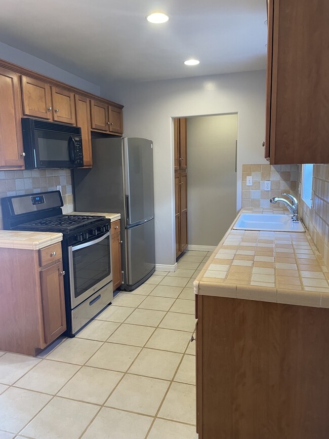 Kitchen - 3846 Huron Ave