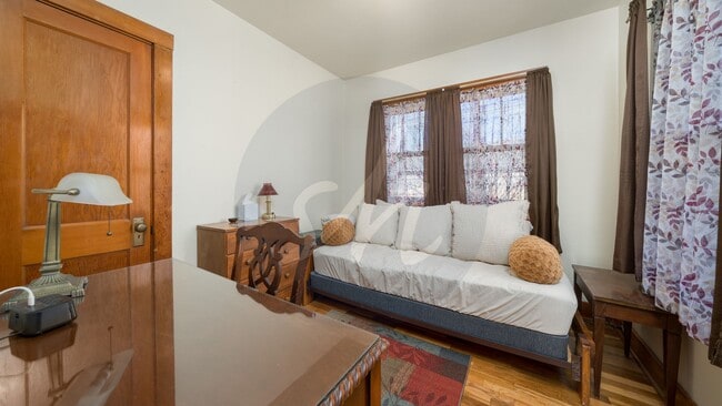 Building Photo - Historic Downtown Home