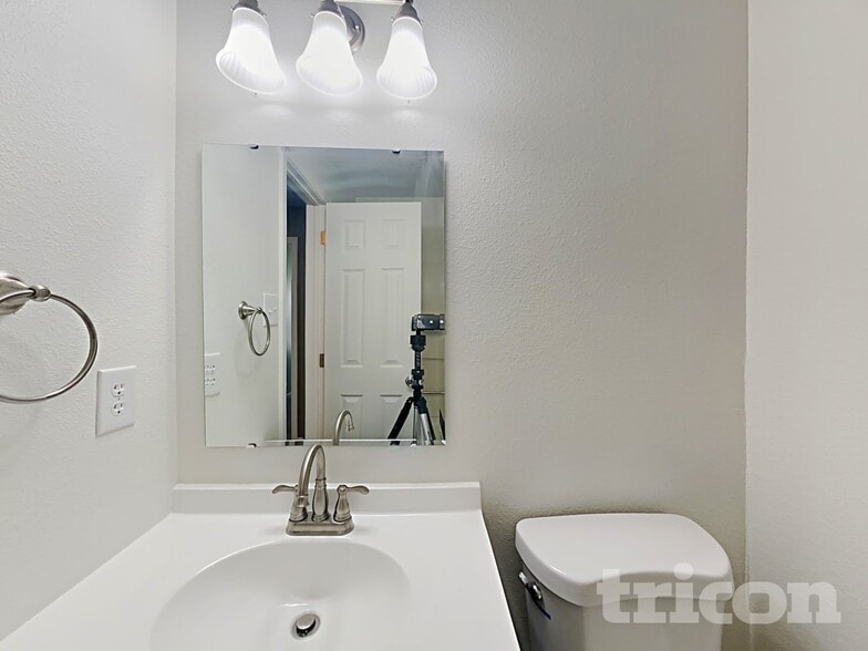 Building Photo - 4525 Connaught Dr E