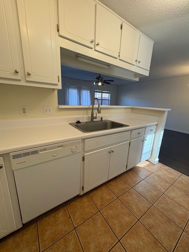Building Photo - 118 W Briar Dr