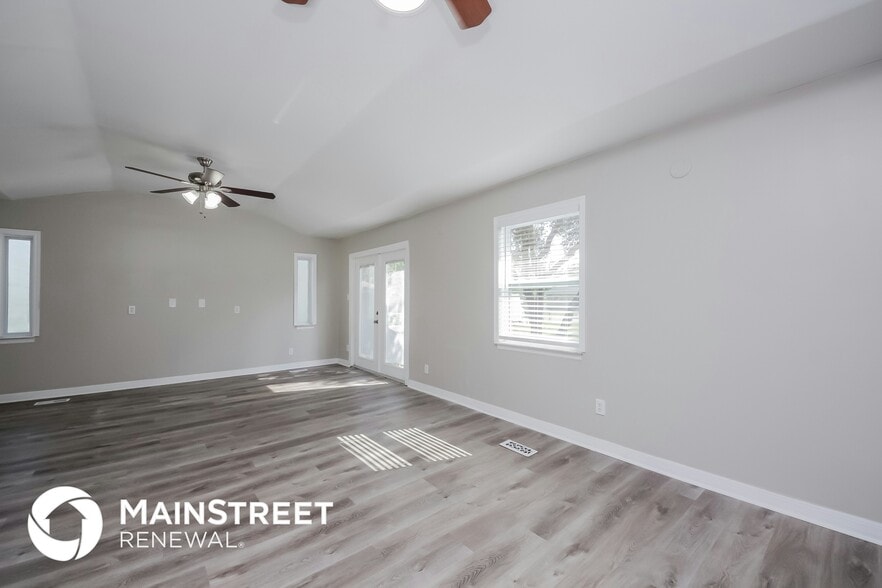 Building Photo - 1260 Palm Dr