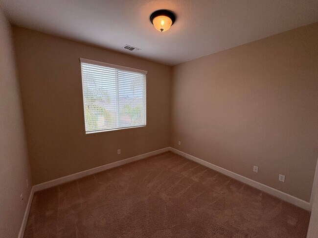Building Photo - 3116 W Buena Vista Ave