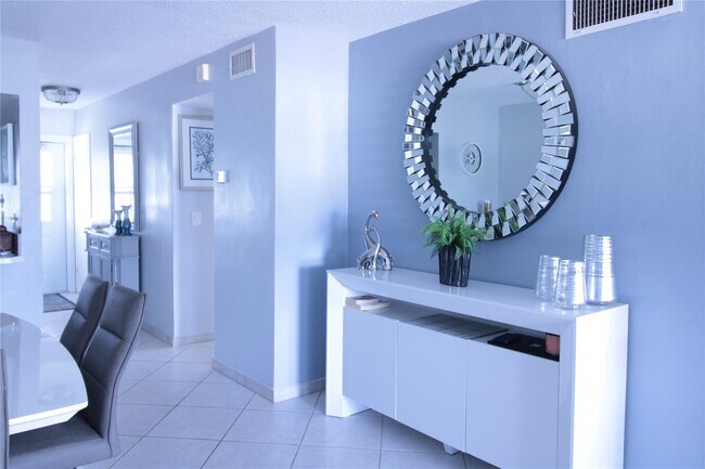 Building Photo - 470 Paradise Isle Blvd