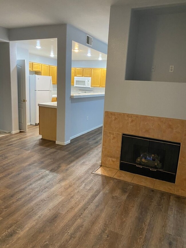 Building Photo - AMERICANA Property Mgmt - 3 beds Condo in ...