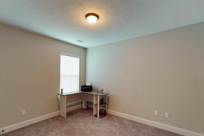 Building Photo - 708 Tree Top Trl