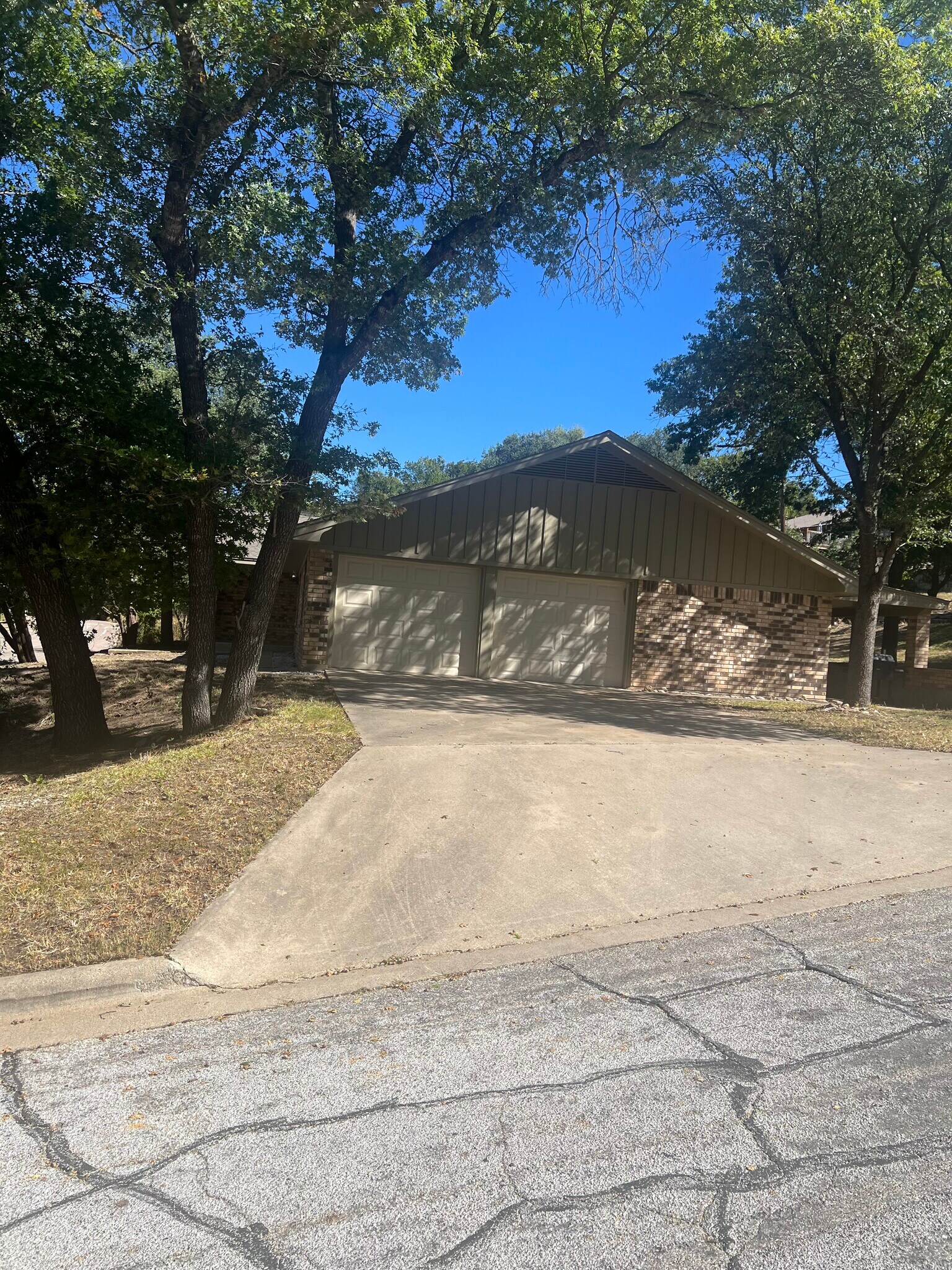 Building Photo - 827 Cliffside Dr