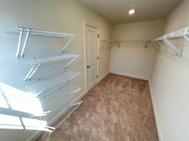 Building Photo - LIKE NEW 4 Bedroom Home w/ Ground Floor Be...
