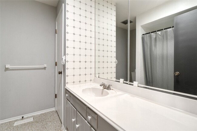 Building Photo - 2516 Westminister Dr
