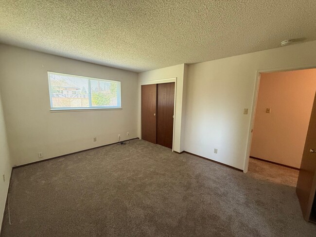 Building Photo - 3 bed 2 bath available in Sacramento!