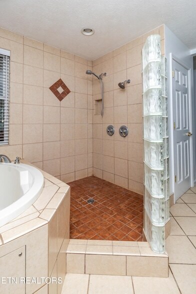 Building Photo - 2084 Allenridge Dr