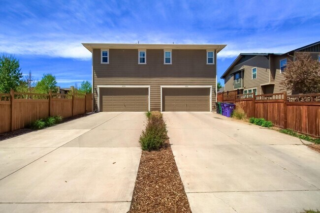 Building Photo - 3 Bed 2.5 Bath End Unit Home with FENCED Y...