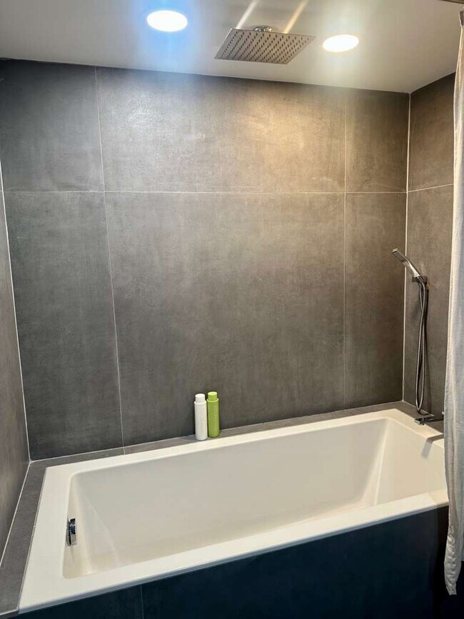 Building Photo - 3250 NE 1st Ave