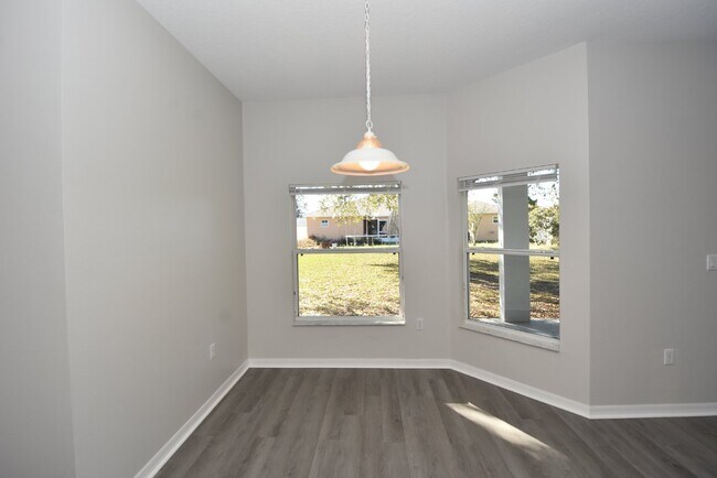 Building Photo - 4 bed, 2 bath located in Matanzas Woods su...