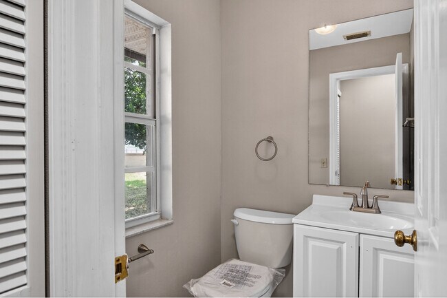 Building Photo - 802 Arietta Cir N