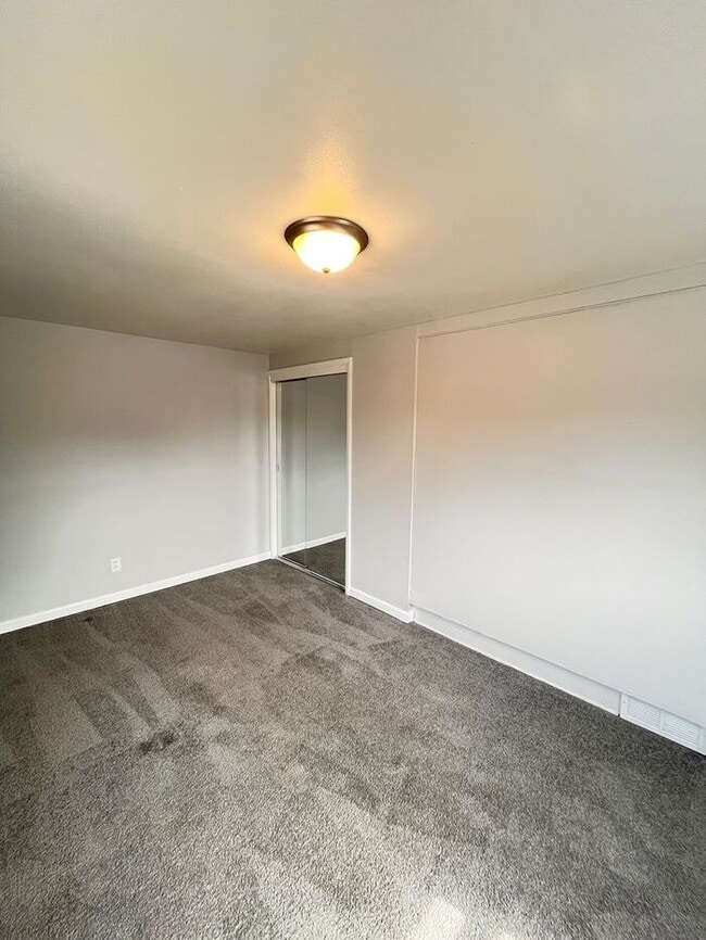 Building Photo - Charming 2-Bedroom Duplex Home / Pet-Frien...