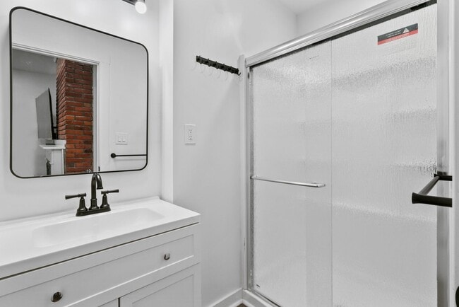 Building Photo - Furnished 4 bed, 2 bath home in Mt. Washington available now!